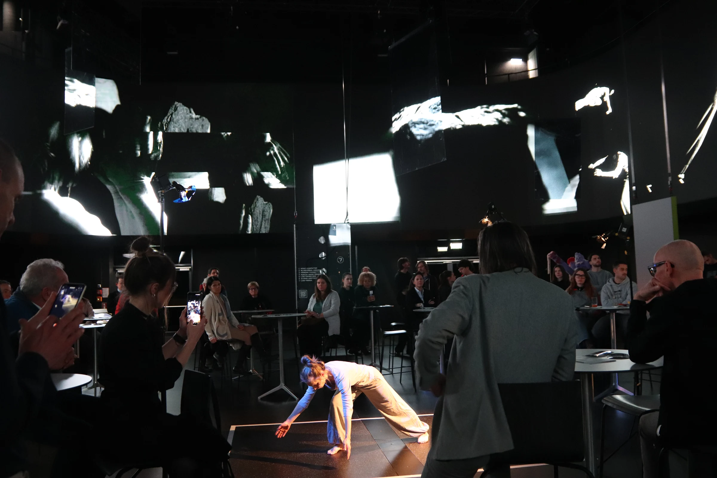 Performance zwischen Besucherinnen und Besuchern im Showroom