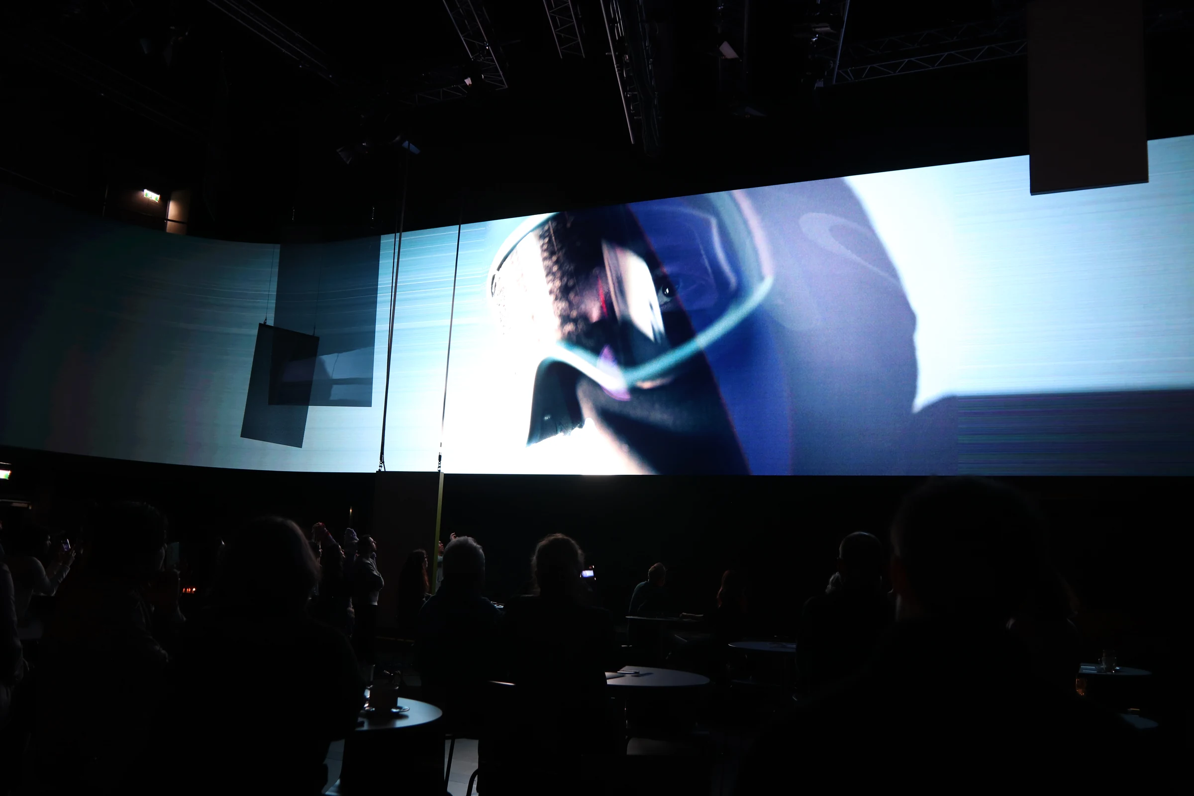 Blau-weiße audiovisuelle Projektion im dunklen Showroom