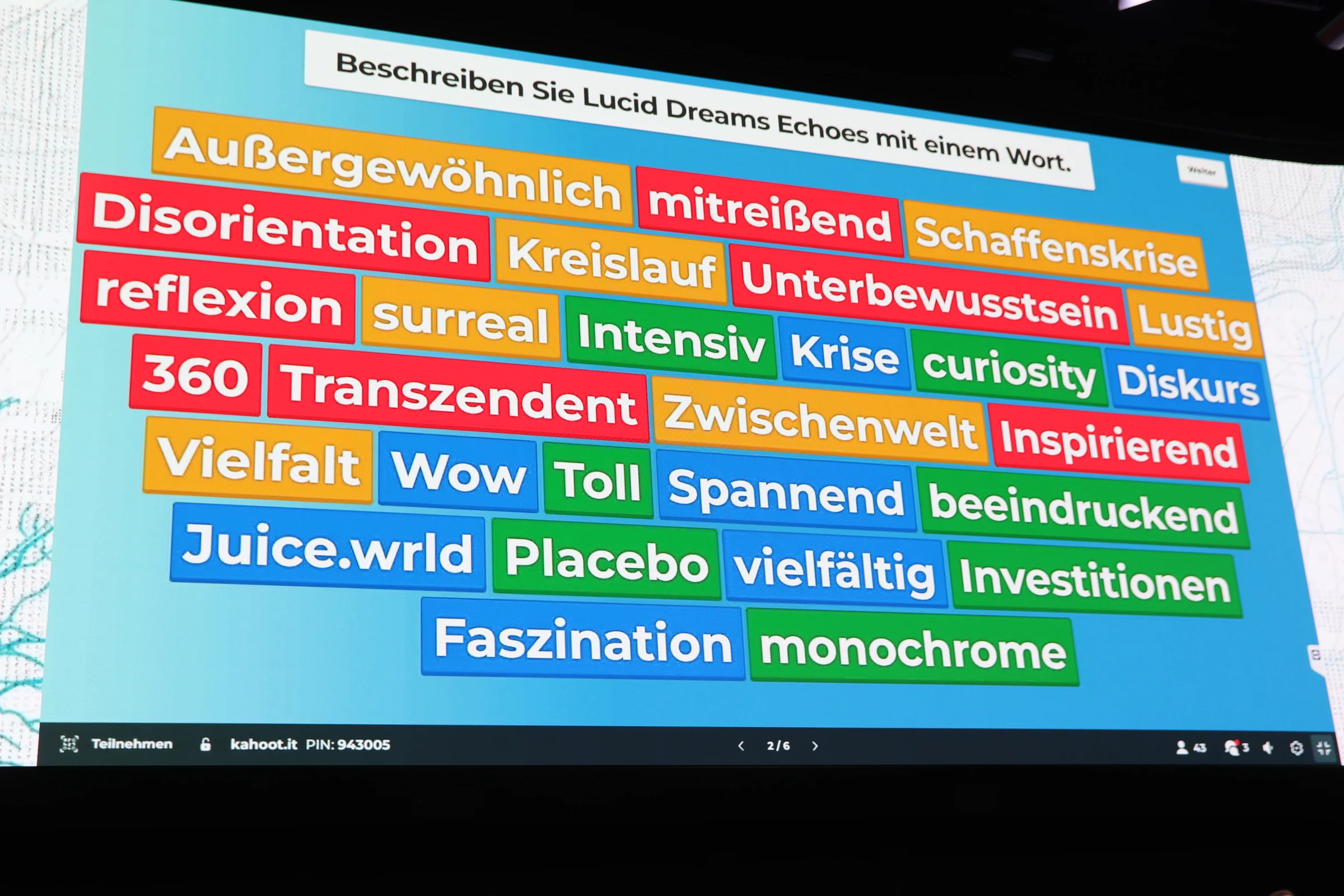 Projizierte Wortwolke mit Reaktionen des Publikums auf Lucid Dreams ECHOES