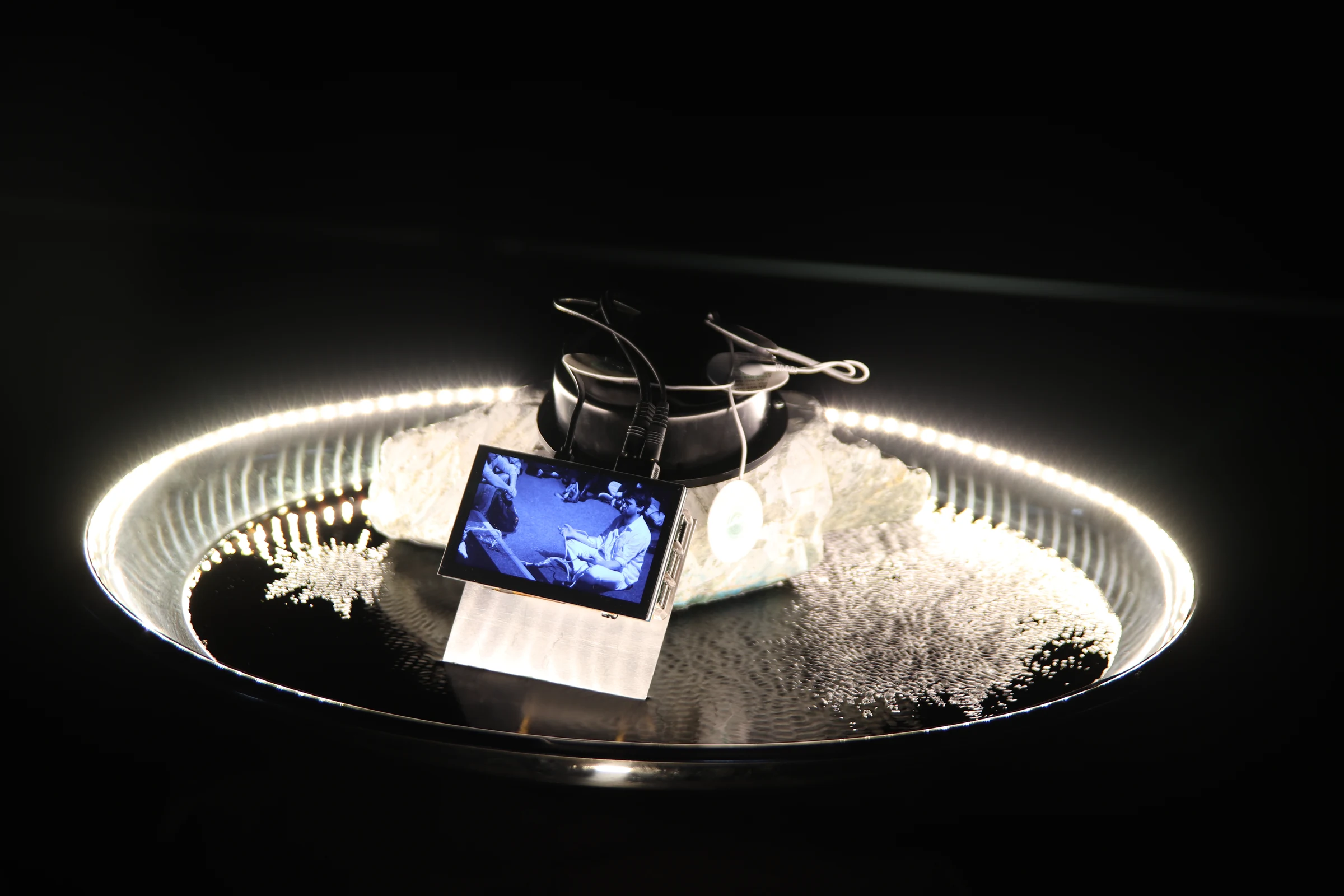 Lichtinstallation mit kleinem Bildschirm und Kopfhörern