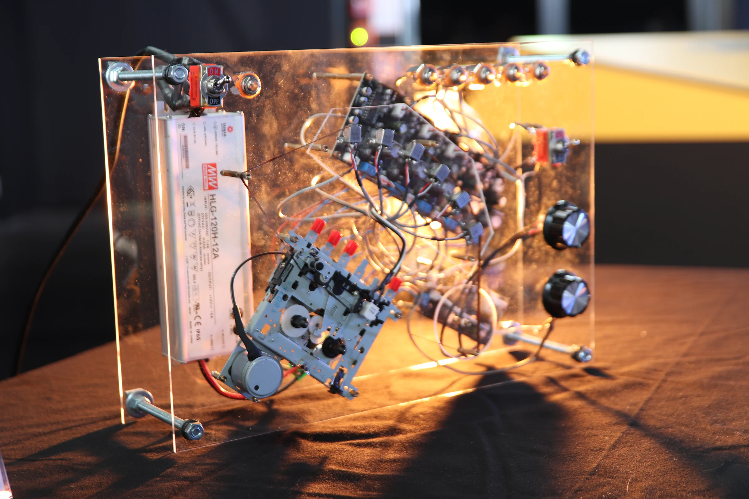 Leuchtendes elektronisches Kunstobjekt in einem transparenten Gehäuse