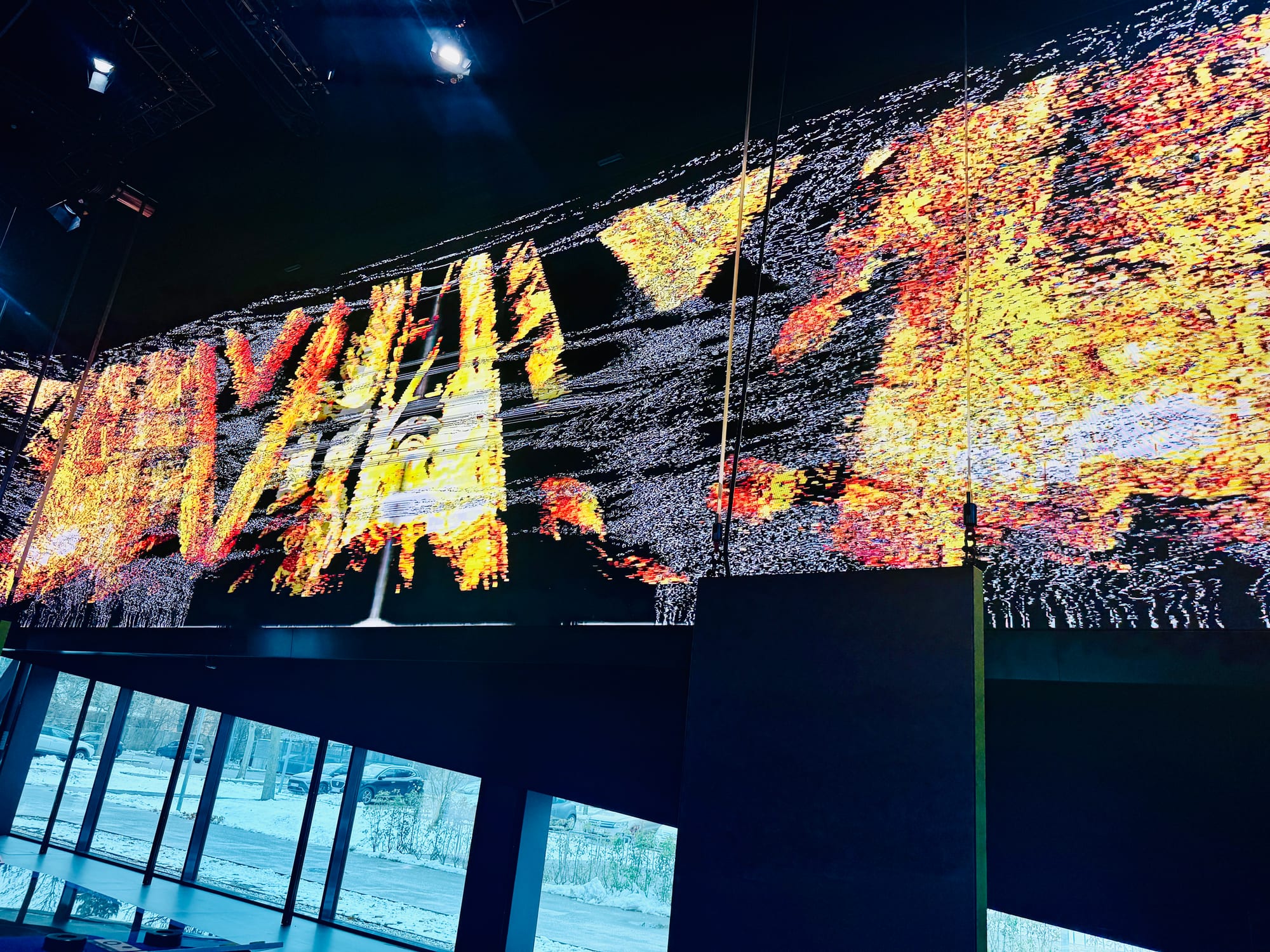 Farbige Medienkunst auf dem 360 Grad Screen während der Probe 2025