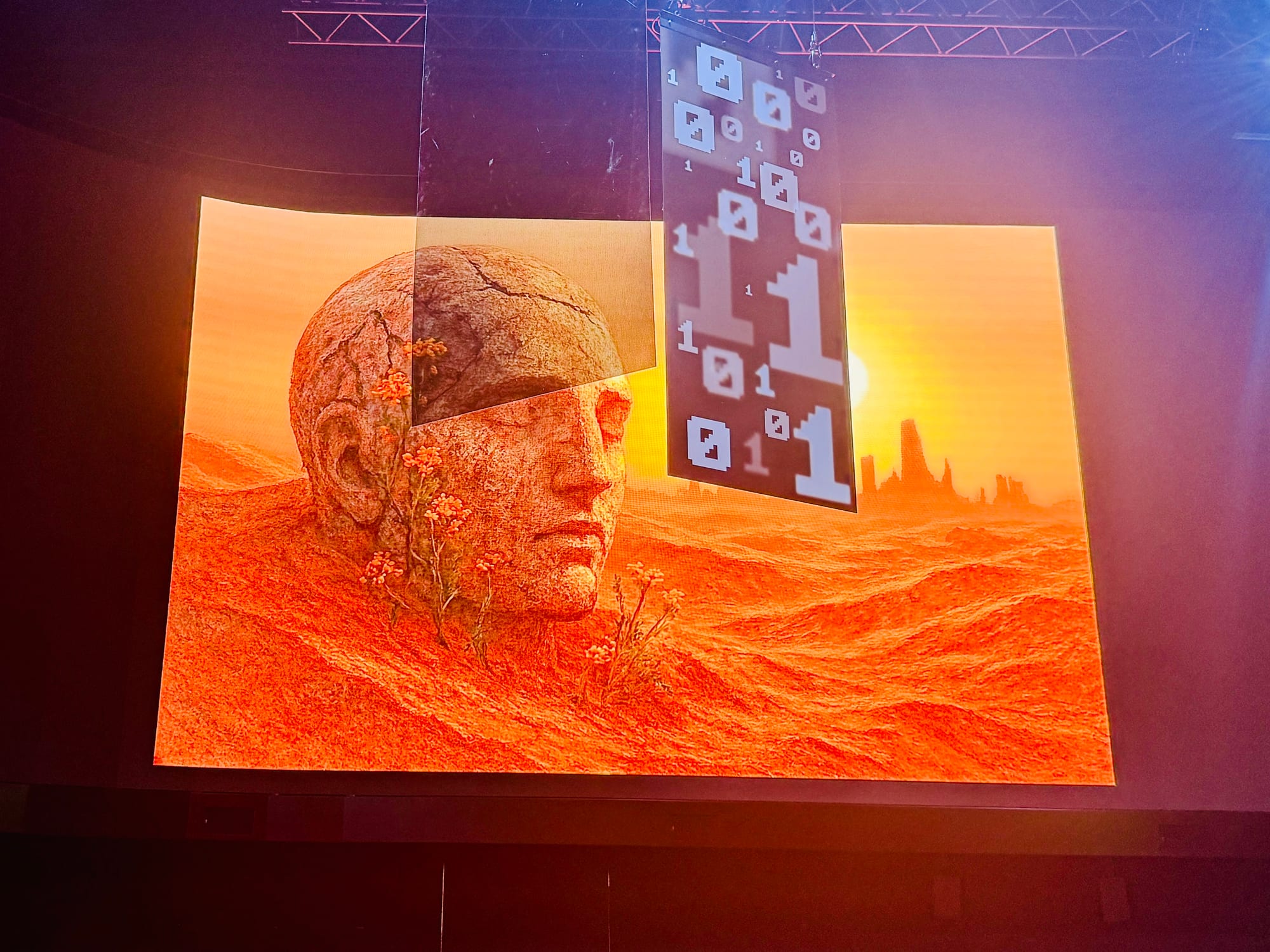 Digitale Figur auf dem Screen während der ECHOES Probe 2025